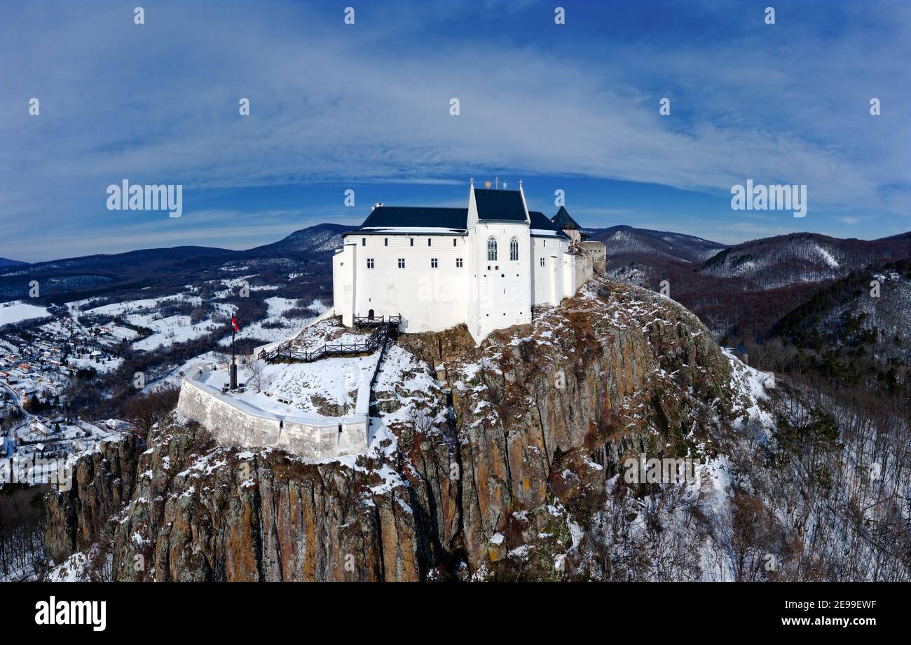 Schloss Fuzer in Zemplen Gebirge Ungarn. Erstaunlich erneuerte historische Fotress, was auf einem vulkanischen Berg in 13th czentury gebaut. Stockfoto