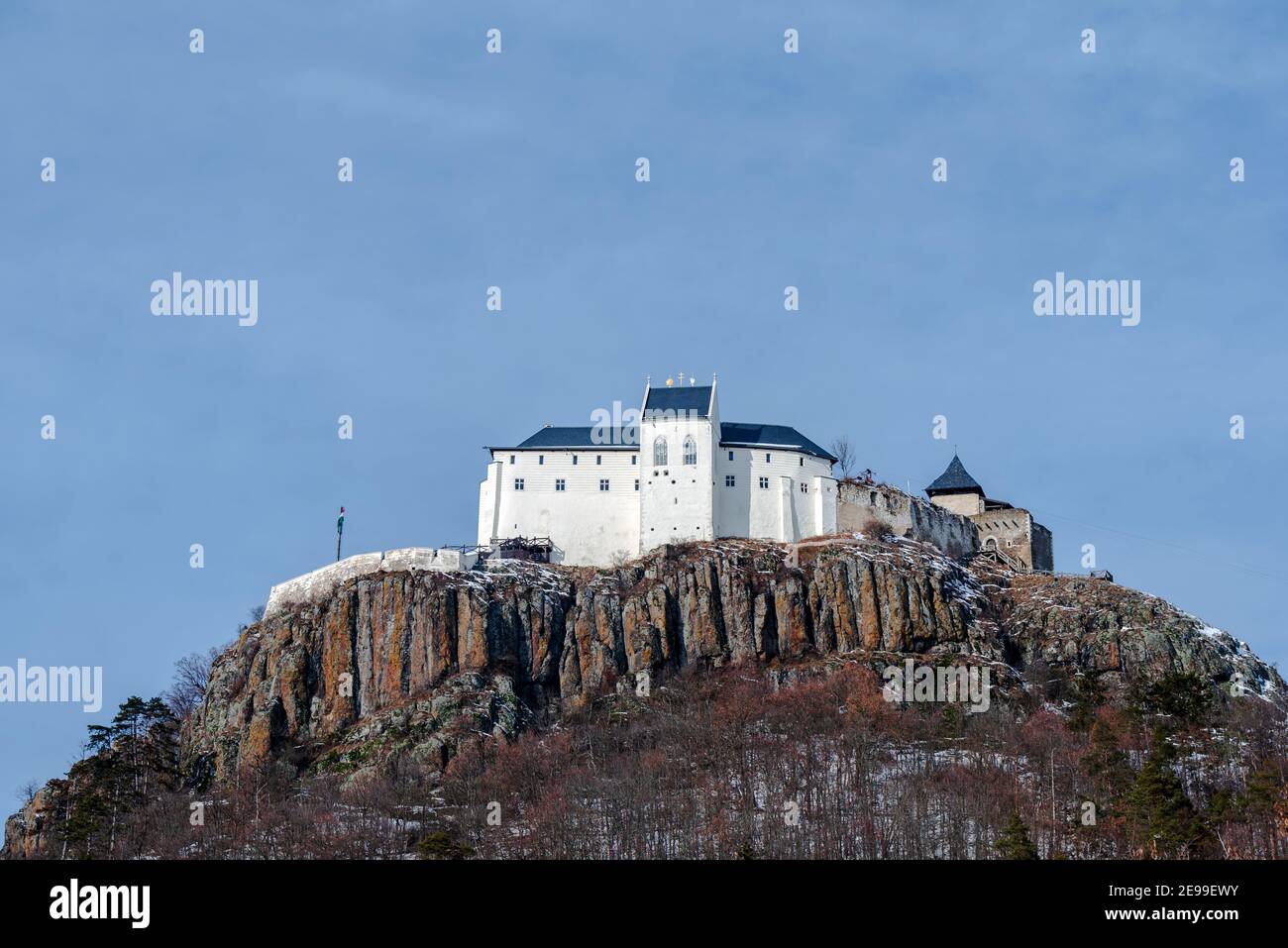 Schloss Fuzer in Zemplen Gebirge Ungarn. Erstaunlich erneuerte historische Fotress, was auf einem vulkanischen Berg in 13th czentury gebaut. Stockfoto