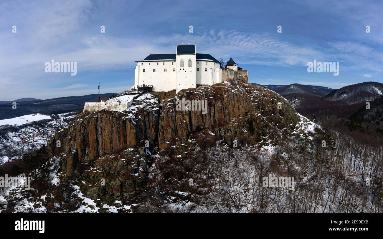Schloss Fuzer in Zemplen Gebirge Ungarn. Erstaunlich erneuerte historische Fotress, was auf einem vulkanischen Berg in 13th czentury gebaut. Stockfoto
