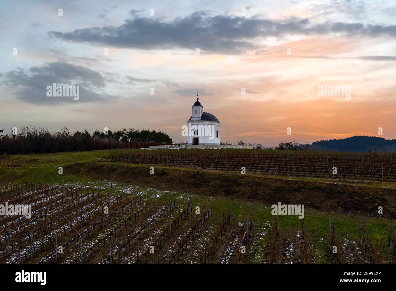Luftaufnahme über die Kapelle der Heiligen Theresia in Zemplen in der Nähe von Tarcal Stadt. Historisches Gebäude im Barockstil, das zu Matia Theresia gebaut wurde Stockfoto