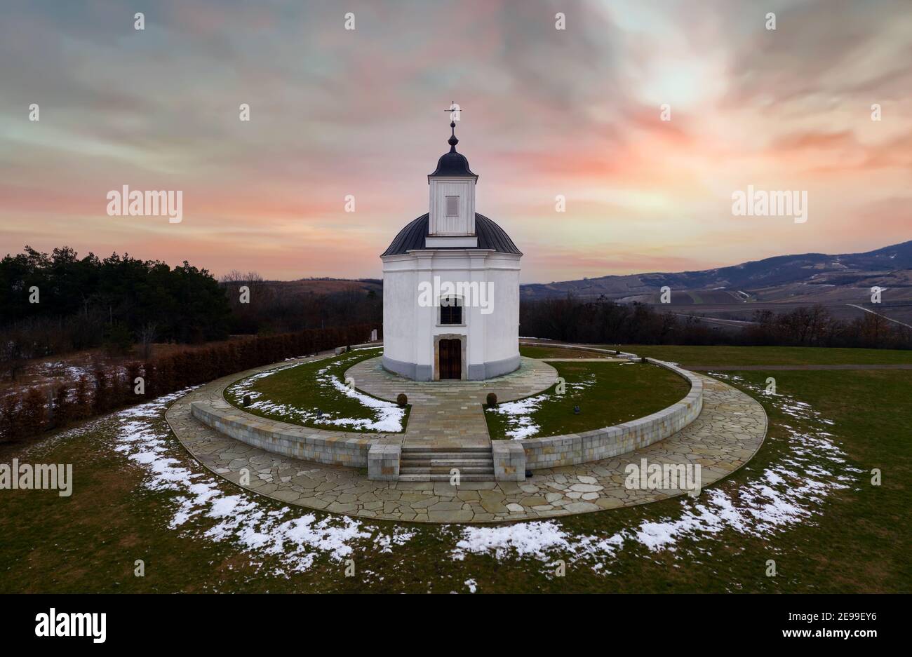 Luftaufnahme über die Kapelle der Heiligen Theresia in Zemplen in der Nähe von Tarcal Stadt. Historisches Gebäude im Barockstil, das zu Matia Theresia gebaut wurde Stockfoto