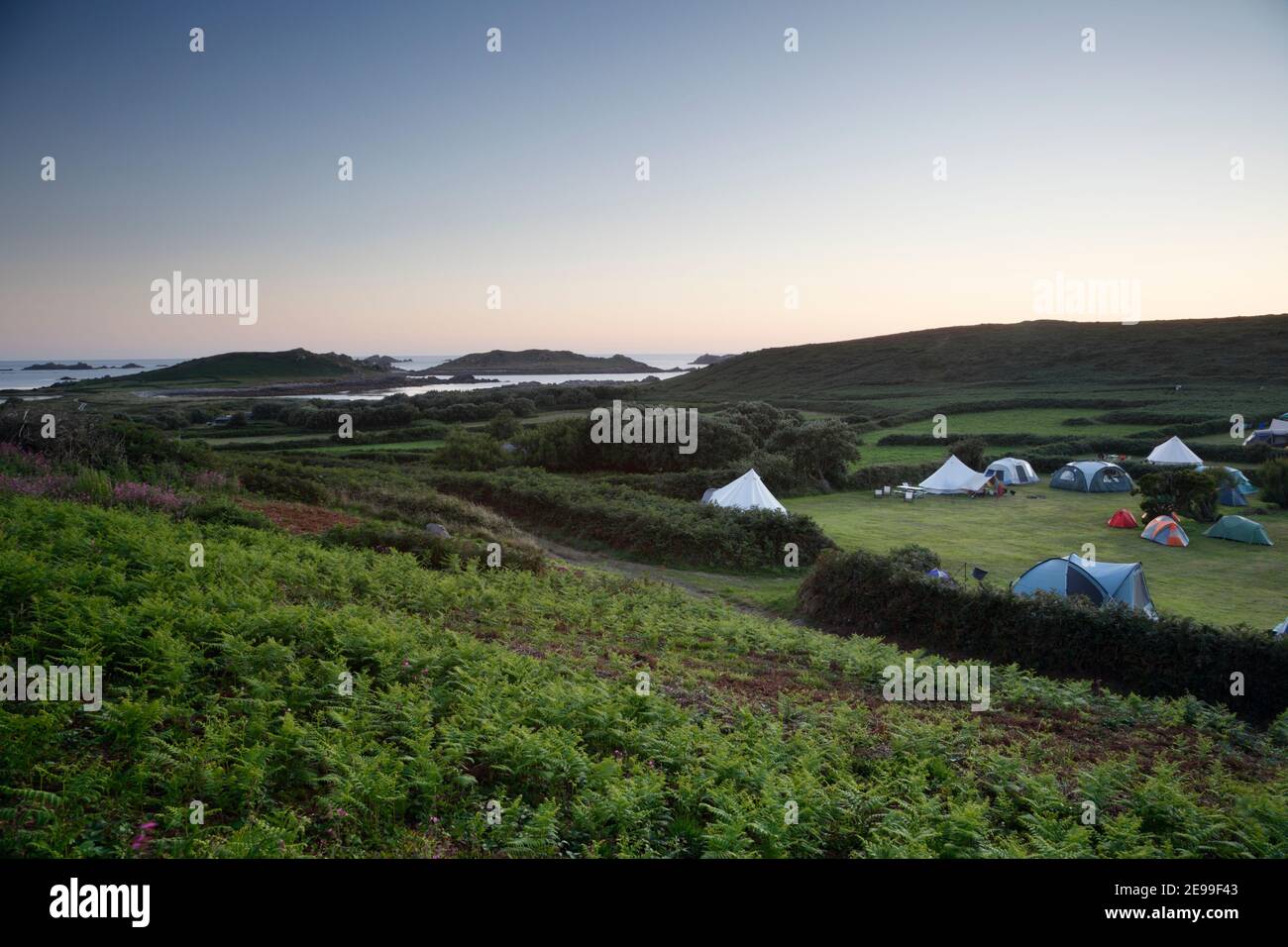 Bryher Campingplatz in der Abenddämmerung. Bryher. Scilly-Inseln. Cornwall, Großbritannien. Stockfoto