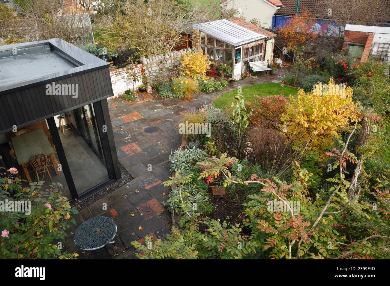 Moderne Wohnerweiterung und Hausgarten im Herbst. Bristol. VEREINIGTES KÖNIGREICH. Stockfoto
