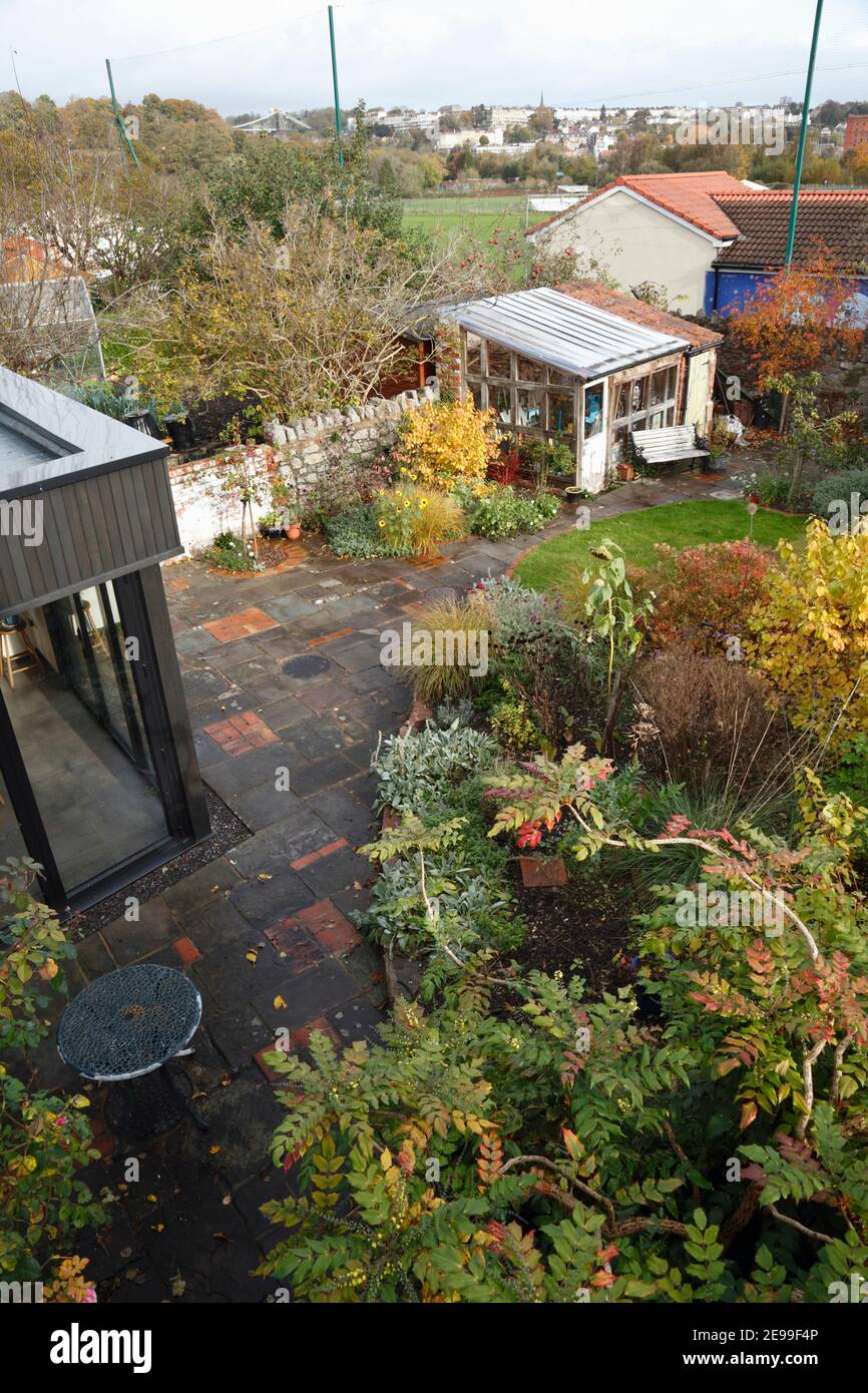 Moderne Wohnerweiterung und Hausgarten im Herbst. Bristol. VEREINIGTES KÖNIGREICH. Stockfoto