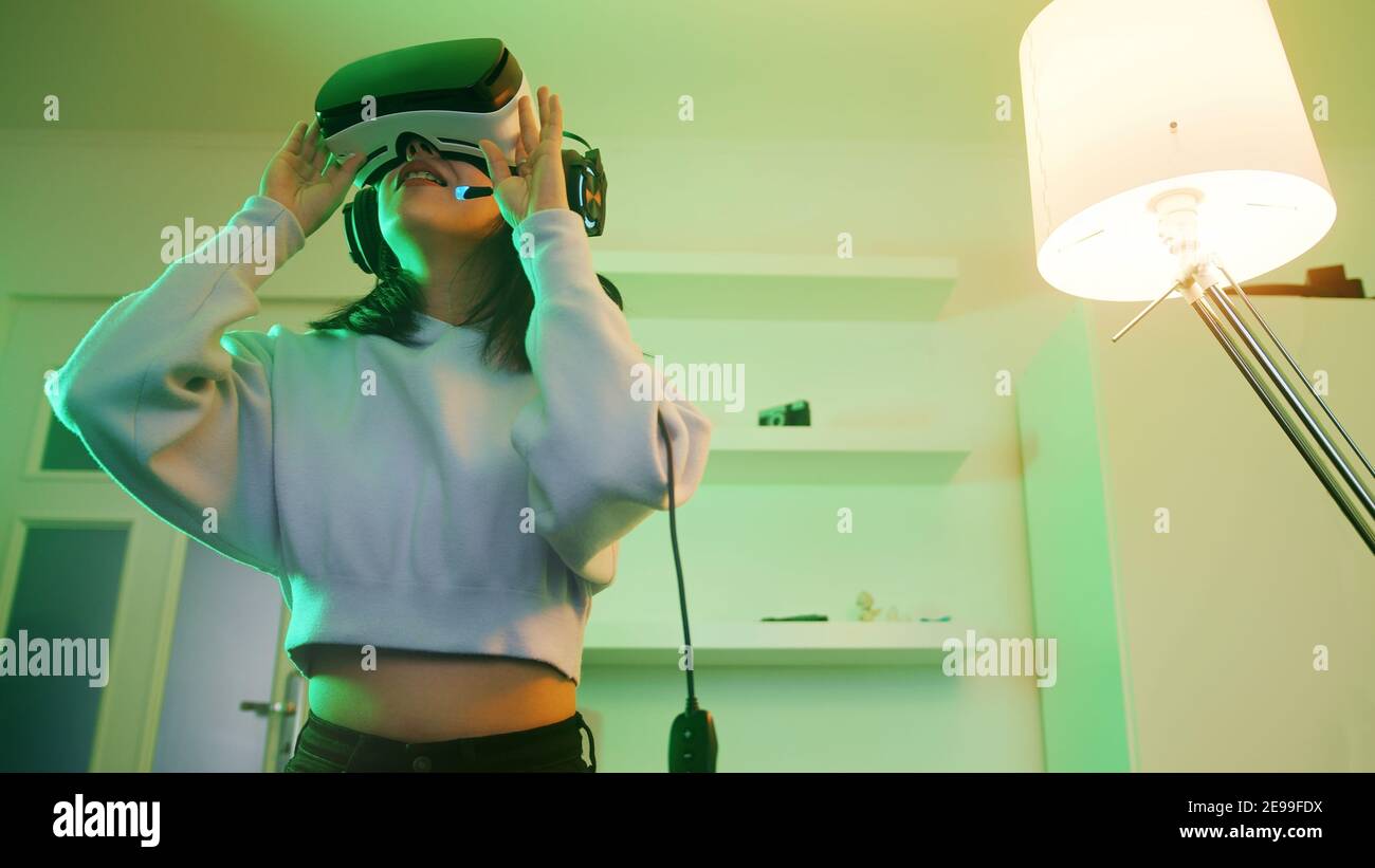 Junge asiatische Frau erleben virtuelle Realität. . Hochwertige Fotos Stockfoto