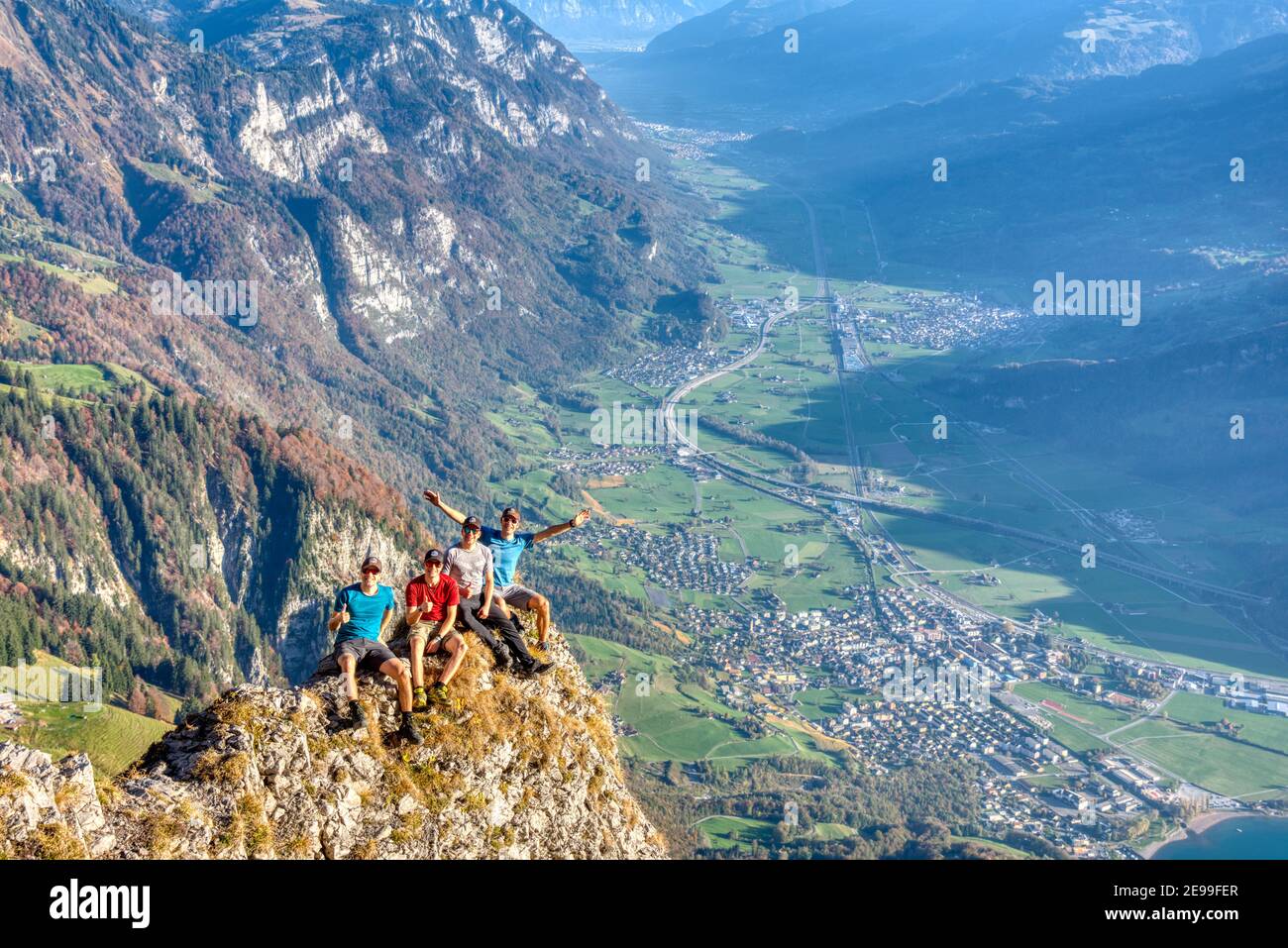 Männergemeinschaft fotografieren mit atemberaubender Aussicht vom zuestoll churfirsten ins Tal der Wallenstadt. Herbst in der Schweiz Stockfoto