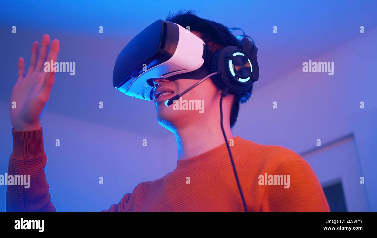 Porträt eines Mannes mit VR-Headset. Disruptive Innovation, Hightech. Hochwertige Fotos Stockfoto