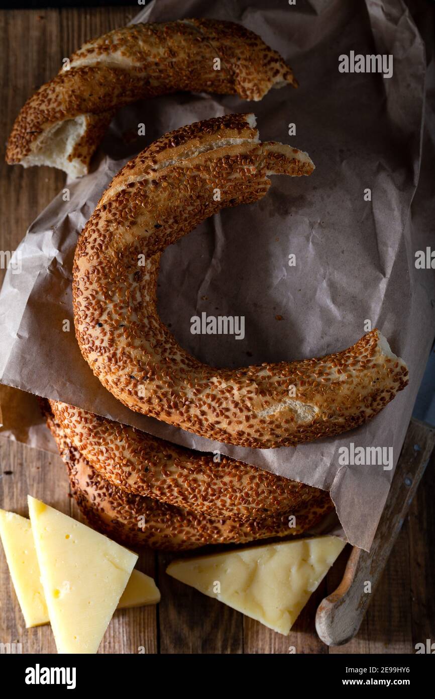 Türkische Bagels mit Käse auf Holzhintergrund. Stockfoto