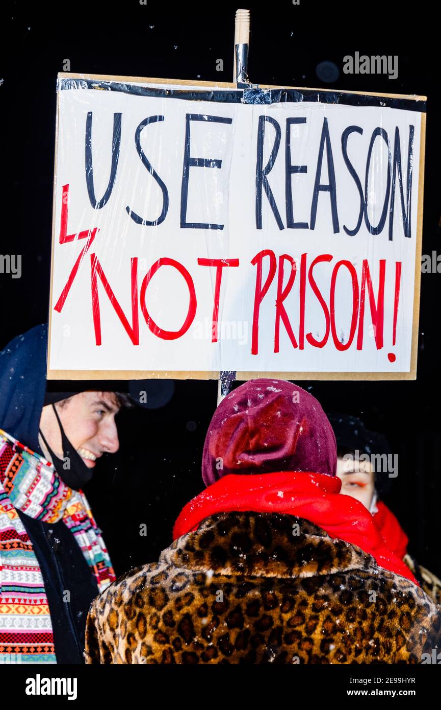 Ein Protestler, der ein Plakat mit der Aufschrift "Use Reason, not Prison" während der Demonstrationen hielt.nach dem Urteil des polnischen Verfassungsgerichts, das am 27th. Januar in Kraft trat, um eines der restriktivsten Anti-Abtreibungsgesetze in Europa umzusetzen, gingen Hunderte von Polen in allen größeren Städten auf die Straße. Die Proteste wurden vom Frauenstreik organisiert. Stockfoto