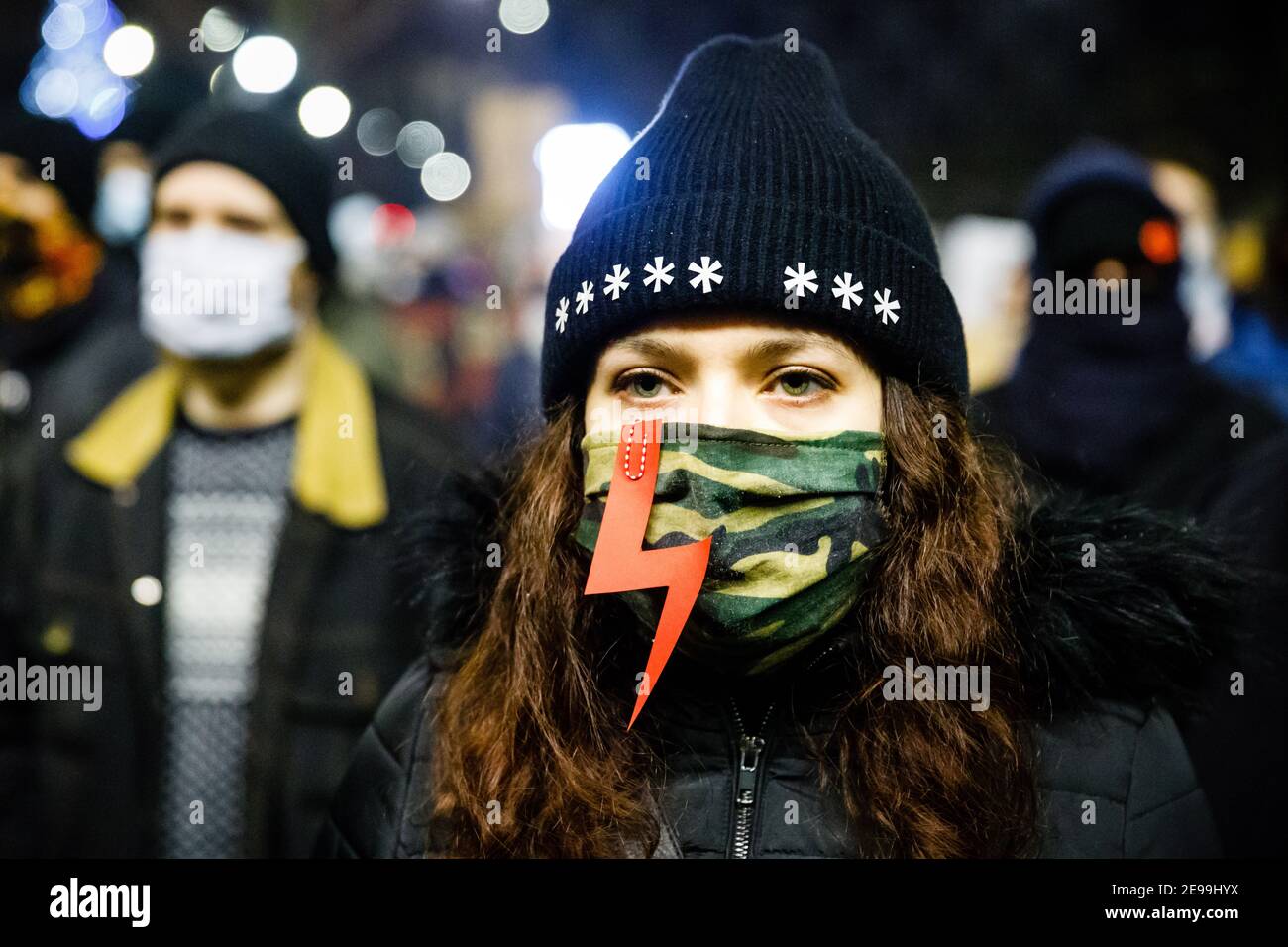 Ein Protestler in einer Militärmaske mit roter Beleuchtung (Symbol des Frauenstreiks) während der Demonstrationen.nach dem Urteil des polnischen Verfassungsgerichts, das am 27th. Januar in Kraft trat, um eines der restriktivsten Anti-Abtreibungsgesetze in Europa umzusetzen, gingen Hunderte von Polen in allen größeren Städten auf die Straße. Die Proteste wurden vom Frauenstreik organisiert. Stockfoto