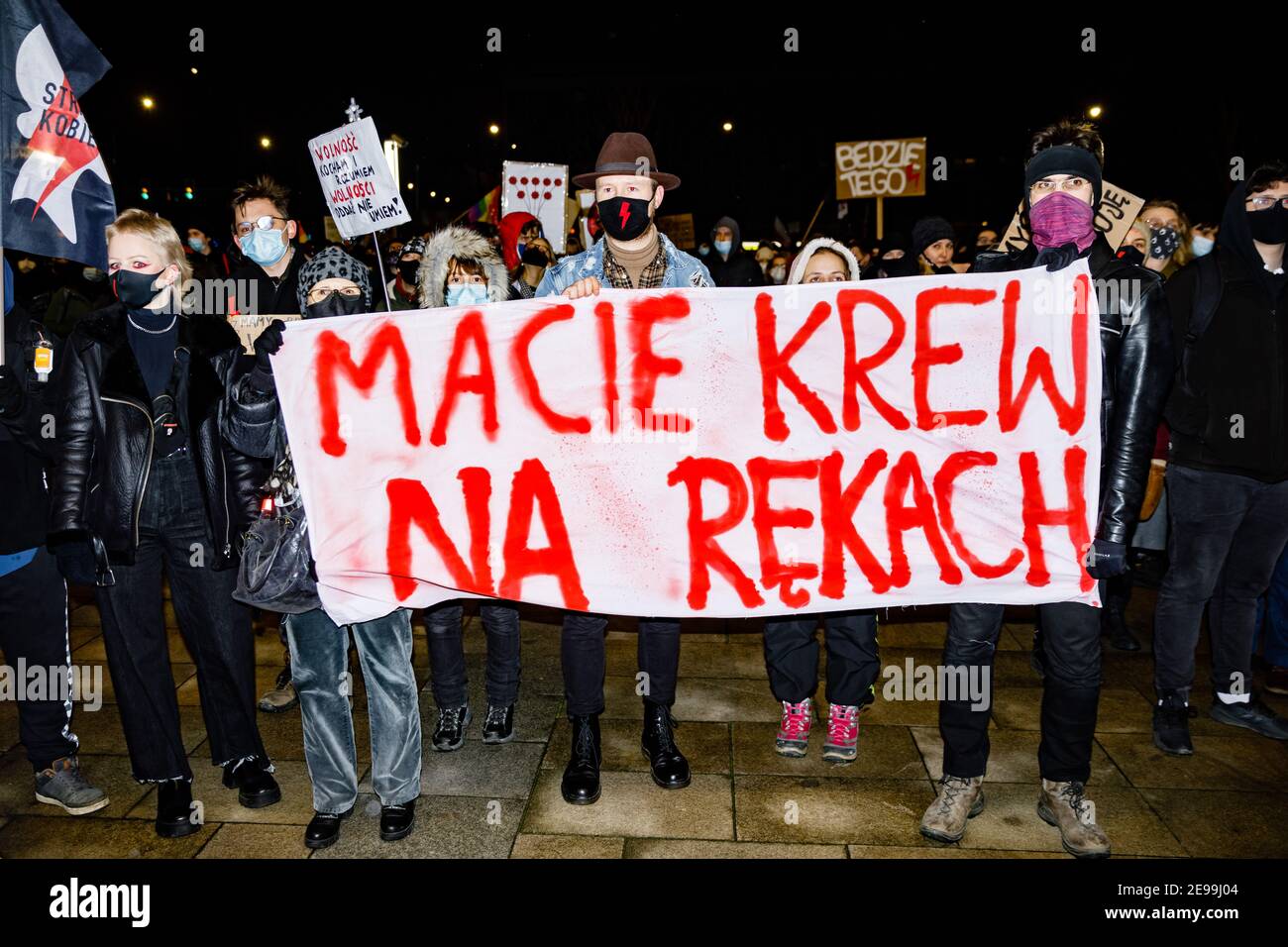 Demonstranten hielten während der Demonstrationen ein Transparent mit der Aufschrift "Sie haben Blut an den Händen".nach dem Urteil des polnischen Verfassungsgerichts, das am 27th. Januar in Kraft trat, um eines der restriktivsten Anti-Abtreibungsgesetze in Europa umzusetzen, gingen Hunderte von Polen in allen größeren Städten auf die Straße. Die Proteste wurden vom Frauenstreik organisiert. Stockfoto