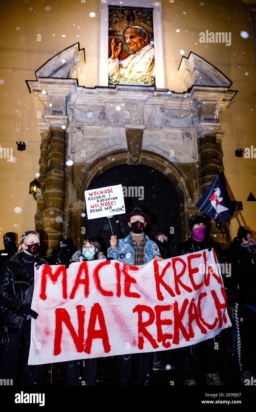 Demonstranten, die während der Demonstrationen ein Transparent mit der Aufschrift "Sie haben Blut an den Händen" im Gebäude der städtischen Kurie hielten.nach dem Urteil des polnischen Verfassungsgerichts, das am 27th. Januar in Kraft trat, um eines der restriktivsten Anti-Abtreibungsgesetze in Europa umzusetzen, Hunderte von Polen gingen in allen größeren Städten auf die Straße. Die Proteste wurden vom Frauenstreik organisiert. Stockfoto