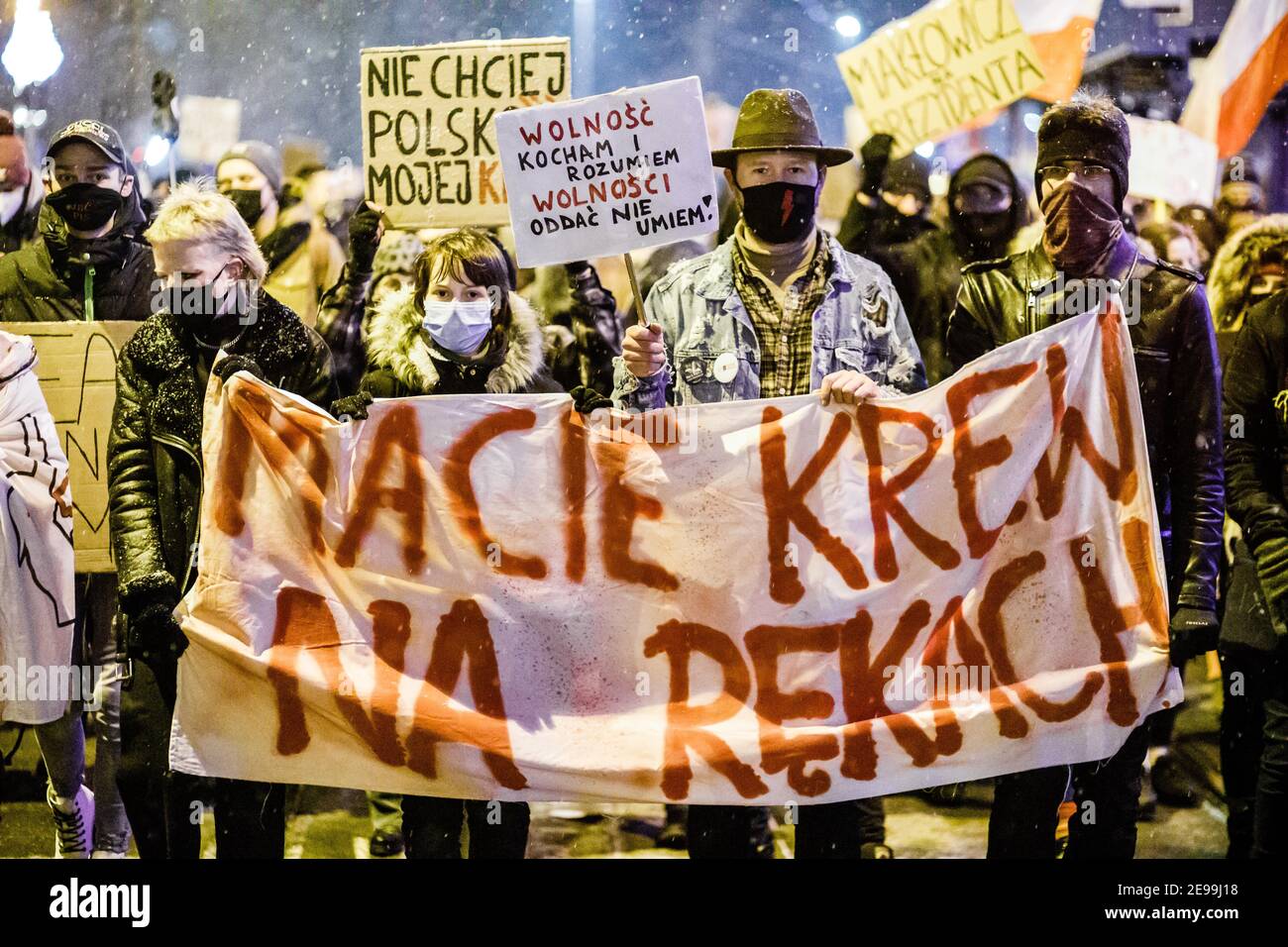 Demonstranten hielten während der Demonstrationen ein Transparent mit der Aufschrift "Sie haben Blut an den Händen".nach dem Urteil des polnischen Verfassungsgerichts, das am 27th. Januar in Kraft trat, um eines der restriktivsten Anti-Abtreibungsgesetze in Europa umzusetzen, gingen Hunderte von Polen in allen größeren Städten auf die Straße. Die Proteste wurden vom Frauenstreik organisiert. Stockfoto