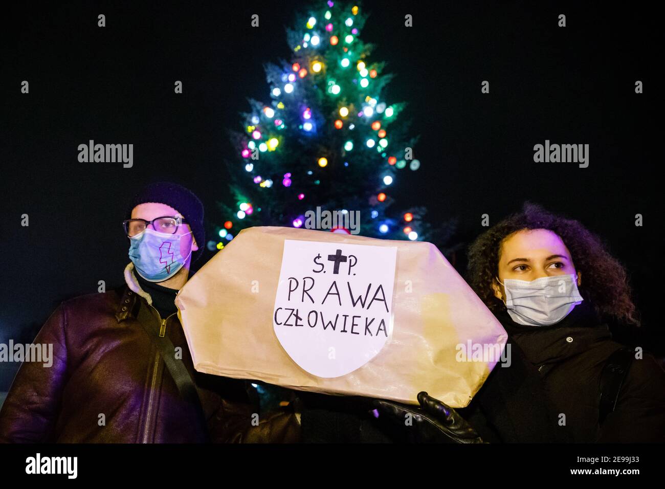 Demonstranten halten einen Papiersarg mit Aufschriften mit der Aufschrift "RIP. Menschenrechte während der Demonstrationen.nach dem Urteil des polnischen Verfassungsgerichts, das am 27th. Januar in Kraft trat, um eines der restriktivsten Anti-Abtreibungsgesetze in Europa umzusetzen, gingen Hunderte von Polen in allen größeren Städten auf die Straße. Die Proteste wurden vom Frauenstreik organisiert. Stockfoto