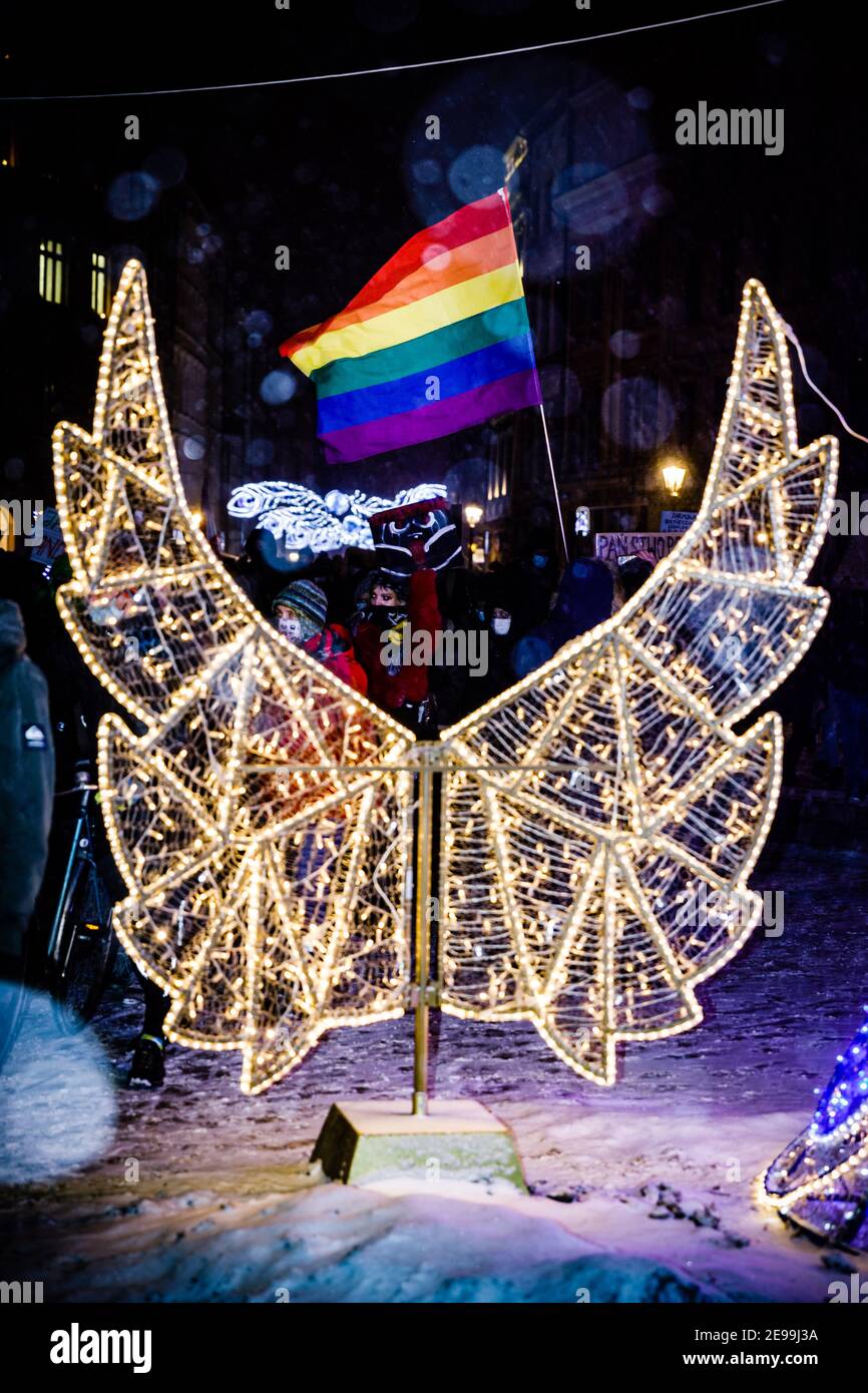 Eine regenbogenfarbene LGBT-Stolzflagge hinter Engelsflügeln, ein Weihnachtsschmuck während der Demonstrationen.nach dem Urteil des polnischen Verfassungsgerichts, das am 27th. Januar in Kraft trat, um eines der restriktivsten Anti-Abtreibungsgesetze in Europa umzusetzen, gingen Hunderte von Polen in allen großen Städten auf die Straße. Die Proteste wurden vom Frauenstreik organisiert. Stockfoto