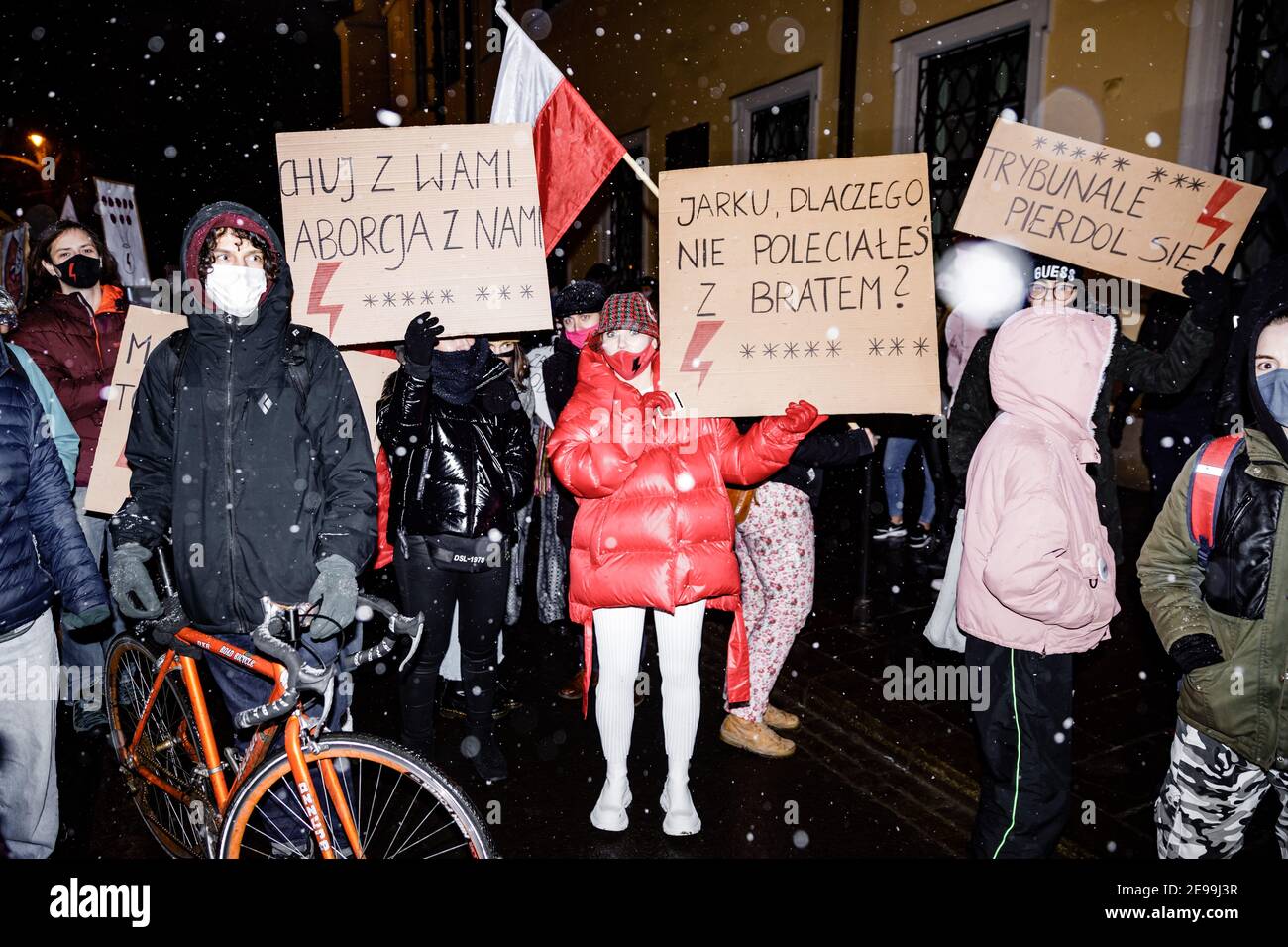 Demonstranten hielten Plakate, die ihre Meinung während der Demonstrationen zum Ausdruck brachten.nach dem Urteil des polnischen Verfassungsgerichts, das am 27th. Januar in Kraft trat, um eines der restriktivsten Anti-Abtreibungsgesetze in Europa umzusetzen, gingen Hunderte von Polen in allen größeren Städten auf die Straße. Die Proteste wurden vom Frauenstreik organisiert. Stockfoto