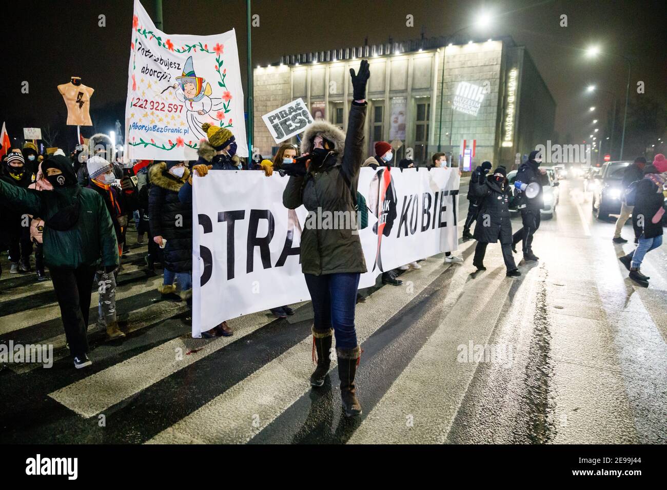 Demonstranten marschierten während der Demonstrationen durch einen Fußgängerüberweg.nach dem Urteil des polnischen Verfassungsgerichts, das am 27th. Januar in Kraft trat, um eines der restriktivsten Anti-Abtreibungsgesetze in Europa umzusetzen, gingen Hunderte von Polen in allen größeren Städten auf die Straße. Die Proteste wurden vom Frauenstreik organisiert. Stockfoto