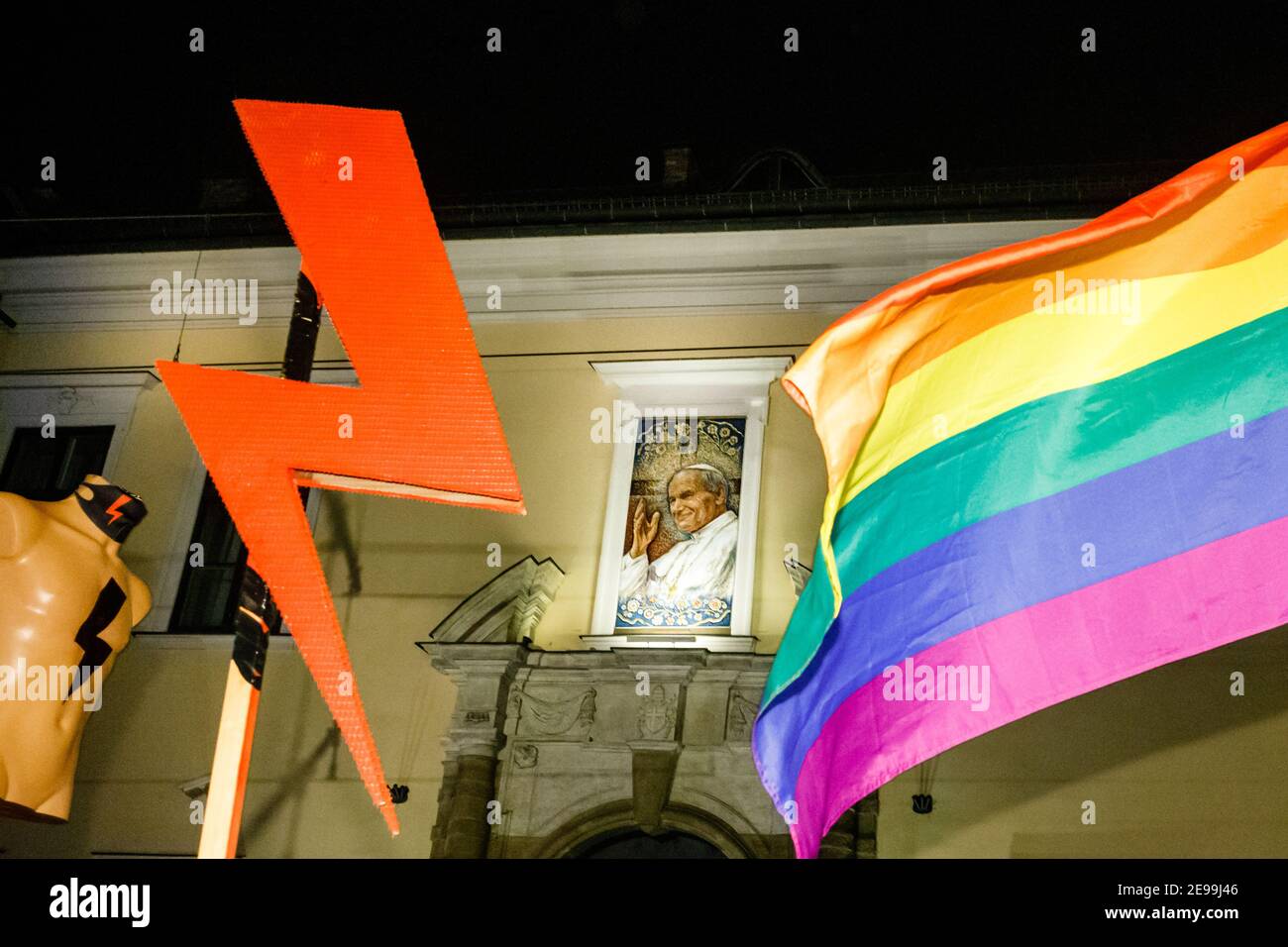 Symbole des Frauenstreiks und eine regenbogenfarbene LGBT-Pride-Flagge im katholischen Gebäude der Metropolischen Kurie während der Demonstrationen.nach dem Urteil des polnischen Verfassungsgerichts, das am 27th. Januar in Kraft trat, um eines der restriktivsten Anti-Abtreibungsgesetze in Europa umzusetzen, Hunderte von Polen gingen in allen größeren Städten auf die Straße. Die Proteste wurden vom Frauenstreik organisiert. Stockfoto