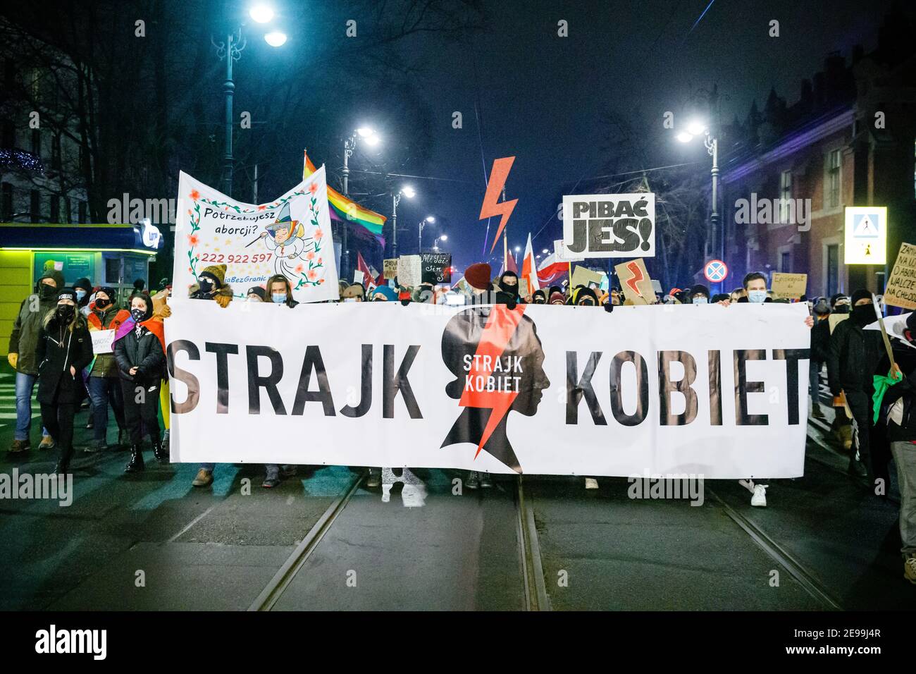 Demonstranten marschierten mit einem riesigen Banner, das ihre Meinung während der Demonstrationen zum Ausdruck brachte.nach dem Urteil des polnischen Verfassungsgerichts, das am 27th. Januar in Kraft trat, um eines der restriktivsten Abtreibungsgesetze in Europa umzusetzen, gingen Hunderte von Polen in allen größeren Städten auf die Straße. Die Proteste wurden vom Frauenstreik organisiert. Stockfoto