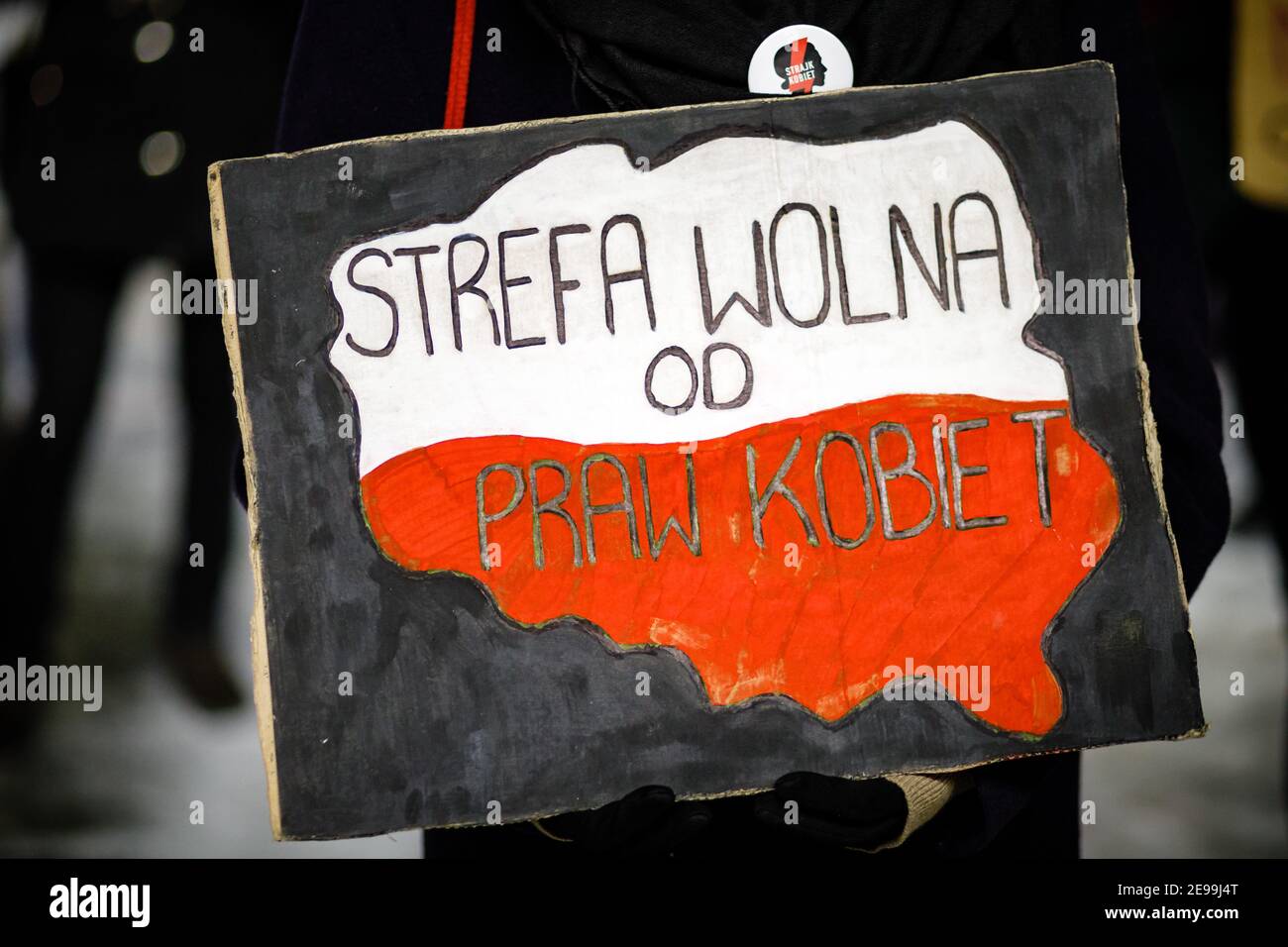 Ein Plakat mit einer Karte von Polen und der Aufschrift "Polen - Frauenrechte-freie Zone" während der Demonstrationen.nach dem Urteil des polnischen Verfassungsgerichts, das am 27th. Januar in Kraft trat, um eines der restriktivsten Anti-Abtreibungsgesetze in Europa umzusetzen, gingen Hunderte von Polen in allen größeren Städten auf die Straße. Die Proteste wurden vom Frauenstreik organisiert. Stockfoto