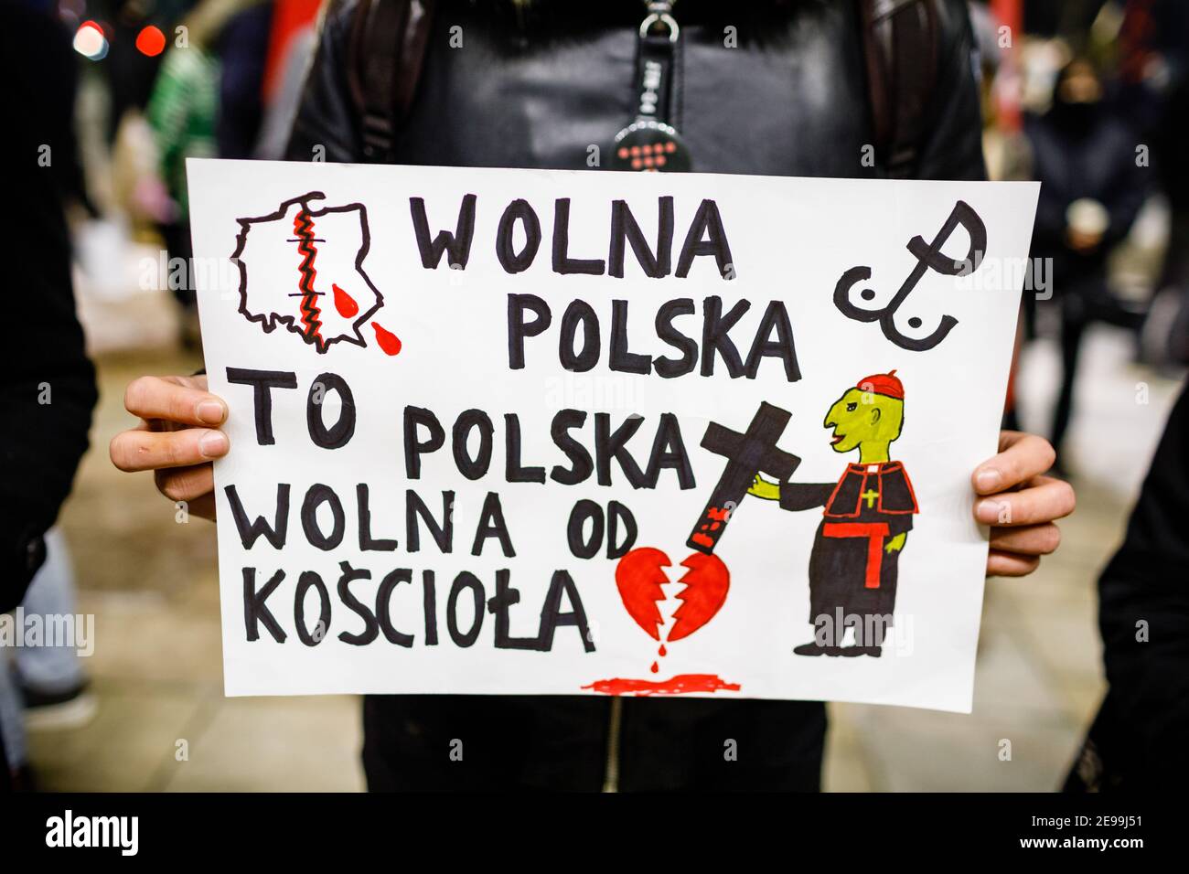 Ein Plakat mit der Aufschrift "Freies Polen ist Polen frei von der katholischen Kirche" während der Demonstrationen.nach dem Urteil des polnischen Verfassungsgerichts, das am 27th. Januar in Kraft trat, um eines der restriktivsten Anti-Abtreibungsgesetze in Europa umzusetzen, gingen Hunderte von Polen in allen größeren Städten auf die Straße. Die Proteste wurden vom Frauenstreik organisiert. Stockfoto