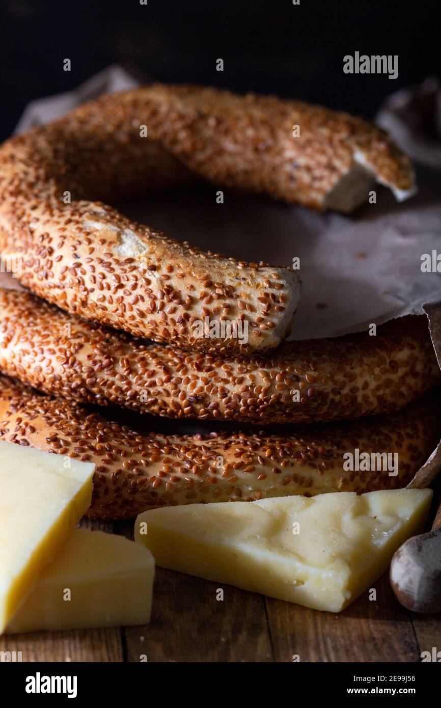 Türkische Bagels mit Käse auf Holzhintergrund. Stockfoto