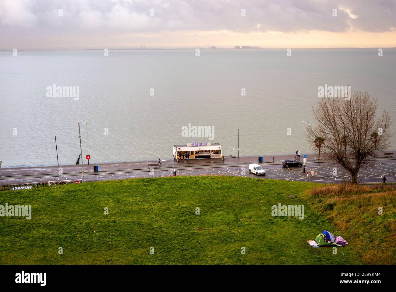 Blick von der Spitze der Cliff Gardens, Southend on Sea, Essex, Großbritannien, mit Blick auf die Themse Mündung. Zelt für Obdachlose. Roberto's Cafe Kiosk. Nass Stockfoto