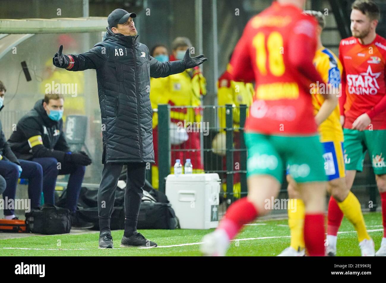 BEVEREN, BELGIEN - FEBRUAR 3: Trainer Alexander Blessen von KV Oostende beim Croky Cup Spiel zwischen Waasland Beveren und KV Oostende in Freethiel Stockfoto