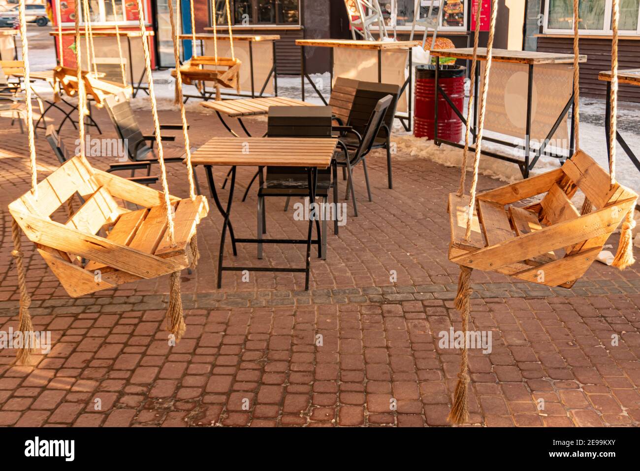 Holzschaukelstuhl im Café für zwei Personen Stockfoto