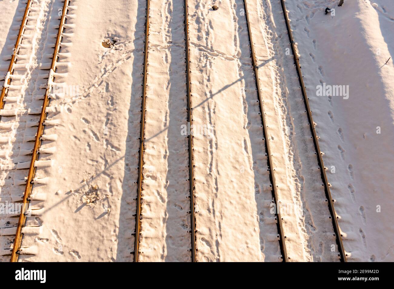 Bahngleise, Gleise im Schnee bei Sonnenuntergang Stockfoto