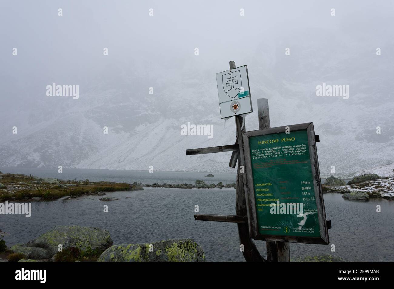 Ein Bergsee in der Hohen Tatra der Slowakei. Stockfoto