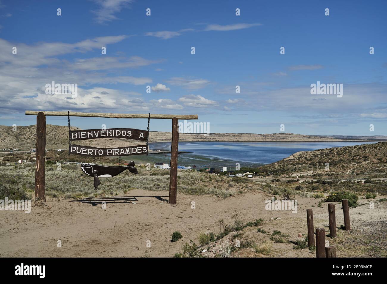 Hölzerne Straßenschild von Puerto Piramides, zeigt einen südlichen rechten Wal an der atlantikküste der Halbinsel Valdes, Patagonien, Argentinien Stockfoto