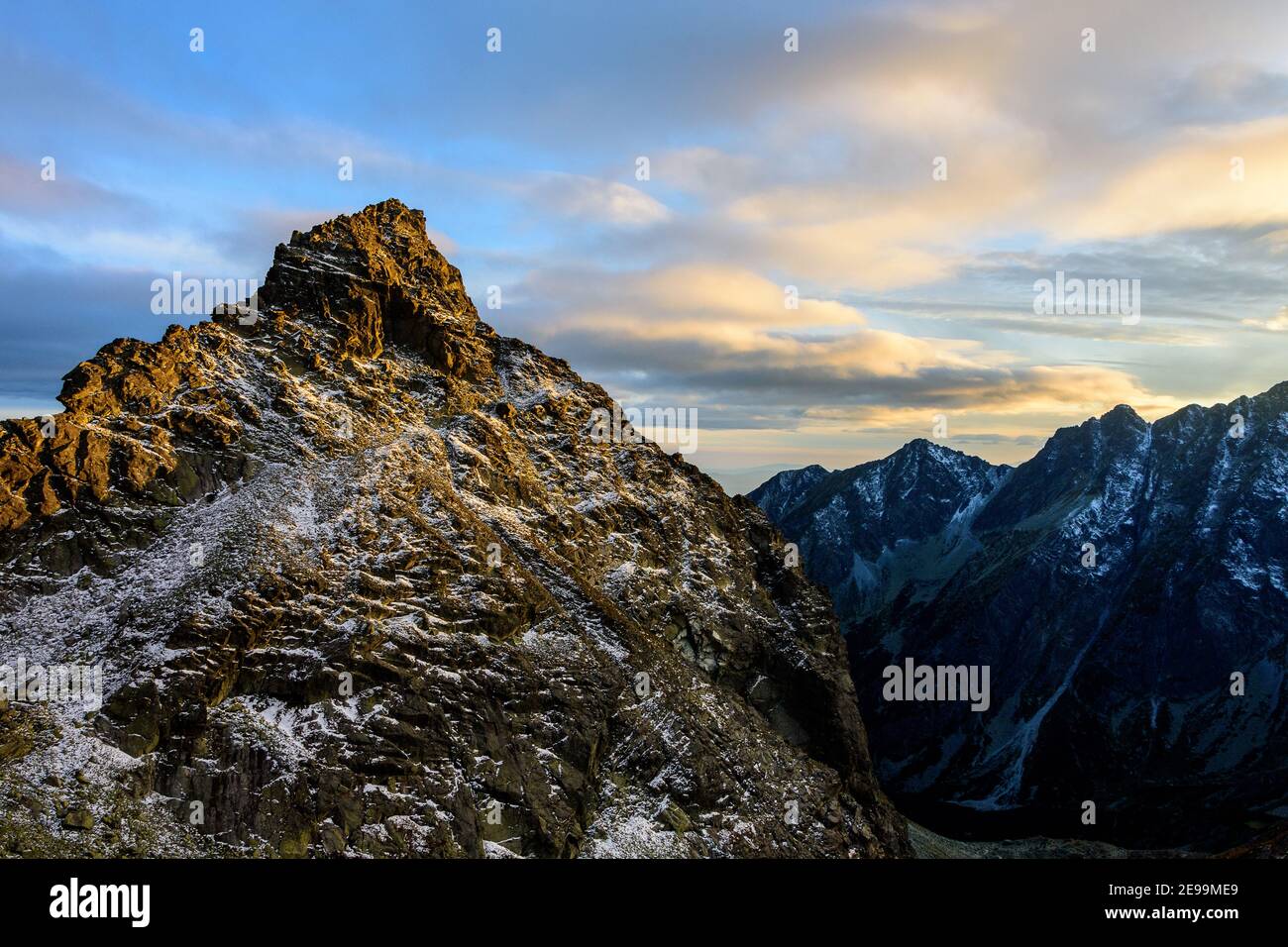 Sonnenuntergang auf einem Berggipfel in der Slowakischen Hohen Tatra (Vysoke Tatry) Stockfoto