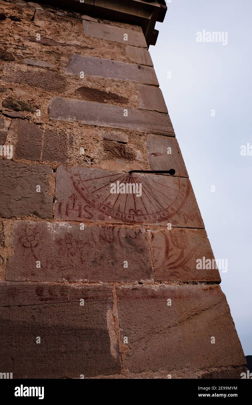 Eine Sonnenuhr auf der Seite einer Kirche in La Gariga. Die Sonnenuhr besteht aus dem Blut eines Stiers. Stockfoto