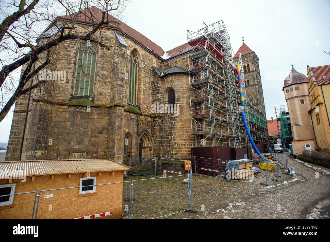 03. Februar 2021, Sachsen-Anhalt, Quedlinburg: Die Stiftskirche Sankt Servatii auf dem Schloßberg. Der Dachstuhl der Stiftskirche wird gerade renoviert, weshalb die Kirche innen und außen von Gerüsten umschlossen wird. Diese Renovierungsarbeiten sollten bis Mitte 2022 abgeschlossen sein. Danach folgt die Renovierung des Seitengangs, die bis Ende 2022 andauern soll. Trotz der Gerüste innerhalb und außerhalb der Kirche, ist der Ort der Anbetung für Gebete geöffnet. Die Pfarrgottesdienste finden statt, aber nicht in der Stiftskirche. Foto: Klaus-Dietmar Gabbert/ Stockfoto