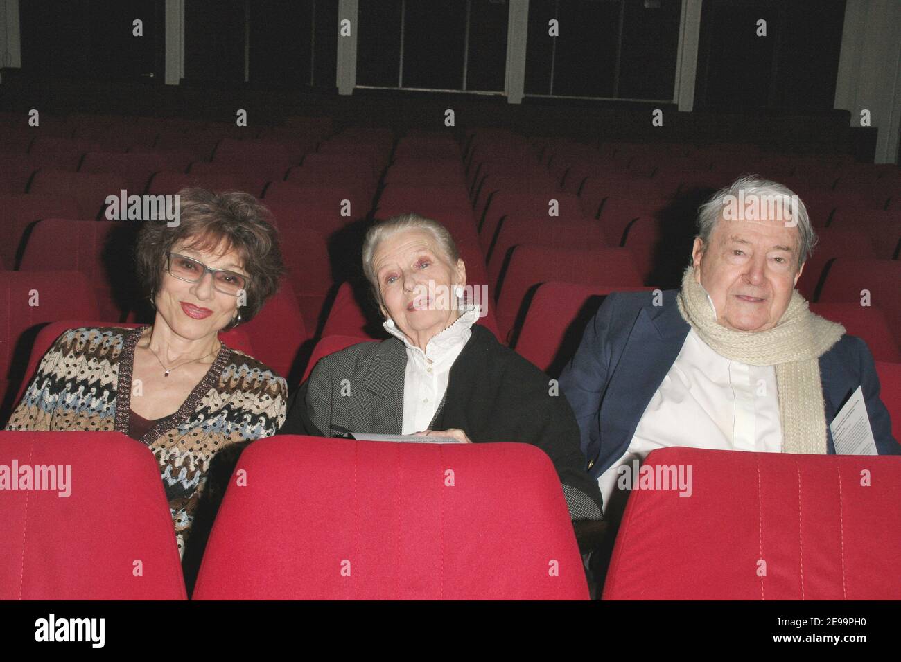 Judith Magre (l.) nimmt an einer Zeremonie Teil, bei der die französische Schauspielerin Simone Valere und ihr Ehemann Jean Desailly am 3. April eine Hommage erhielten. 2006 von Kulturminister Renaud Donnedieu de Vabres im Madeleine Theater in Paris mit einer Vorführung eines Dokumentarfilms, der am kommenden 9. April vom France 5 Channel ausgestrahlt wird. Foto von Denis Guignebourg/ABACAPRESS.COM Stockfoto