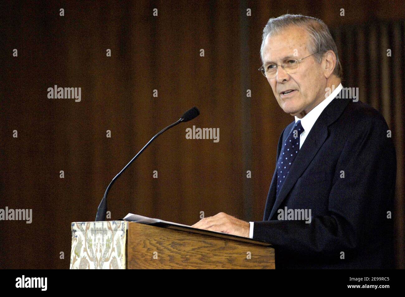 Verteidigungsminister Donald H. Rumsfeld lobte Caspar W. Weinberger am 4. April 2006 bei einem Gedenkgottesdienst für den Verteidigungsminister von 15th in der Gedächtniskapelle auf Fort Meyer in Arlington, VA, USA. Weinberger trat sein Amt am 21. Januar 1981 an und diente bis zum 23. November 1987. Damit war er der bisher am längsten amtierte Verteidigungsminister. Während seiner Amtszeit leitete Weinberger den militärischen Aufbau von Präsident Ronald Reagan in Friedenszeiten. Caspar W. Weinberger starb am 28. März 2006 im Alter von 88 Jahren. Foto von USN über ABACAPRESS.COM Stockfoto