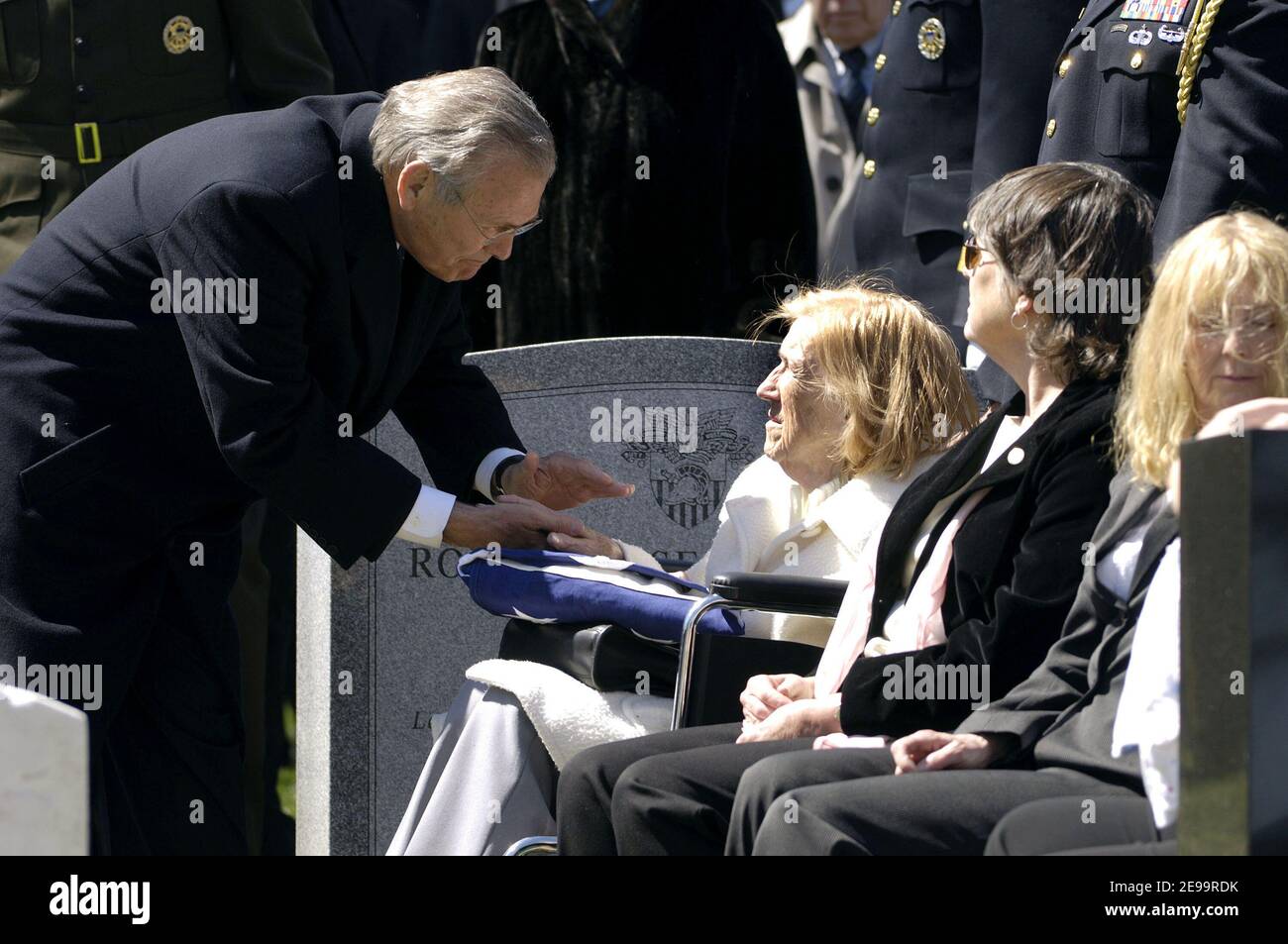 Verteidigungsminister Donald H. Rumsfeld spricht Jane Weinberger, Frau des verstorbenen Caspar W. Weinberger, bei der Beerdigung ihres Mannes auf dem Arlington National Cemetery in Arlington, VA, USA, am 4. April 2006 sein Beileid aus. Weinberger trat sein Amt am 21. Januar 1981 an und diente bis zum 23. November 1987. Damit war er der bisher am längsten amtierte Verteidigungsminister. Während seiner Amtszeit leitete Weinberger den militärischen Aufbau von Präsident Ronald Reagan in Friedenszeiten. Caspar W. Weinberger starb am 28. März 2006 im Alter von 88 Jahren. Foto von USN über ABACAPRESS.COM Stockfoto