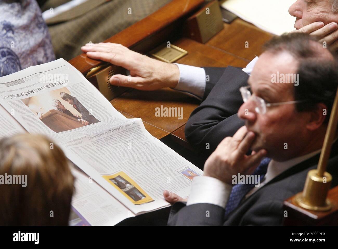 Der sozialistische Abgeordnete Francois Hollande wurde während der Fragestunde am 5. April 2006 im parlament in Paris, Frankreich, am 5. April 2006 gesehen. Foto von Mehdi Taamallah/ABACAPRESS.COM Stockfoto