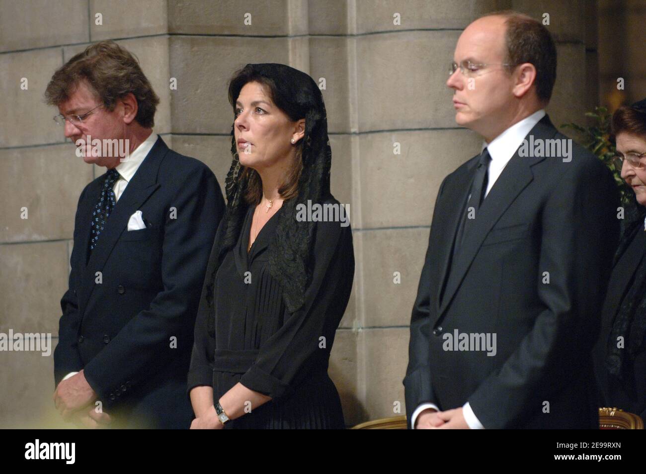 Ernst-August von Hannover, Prinzessin Caroline und Prinz Albert II. Von Monaco nehmen an der Messe zum Gedenken an den ersten Todestag von Prinz Rainier in der Kathedrale Saint-Nicolas in Monaco am 6. April 2006 Teil. Prinz Rainier III. Starb am 6. April 2005 nach schwerer Krankheit, und sein einziger Sohn Prinz Albert folgte ihm. Foto von Pool/ABACAPRESS.COM Stockfoto