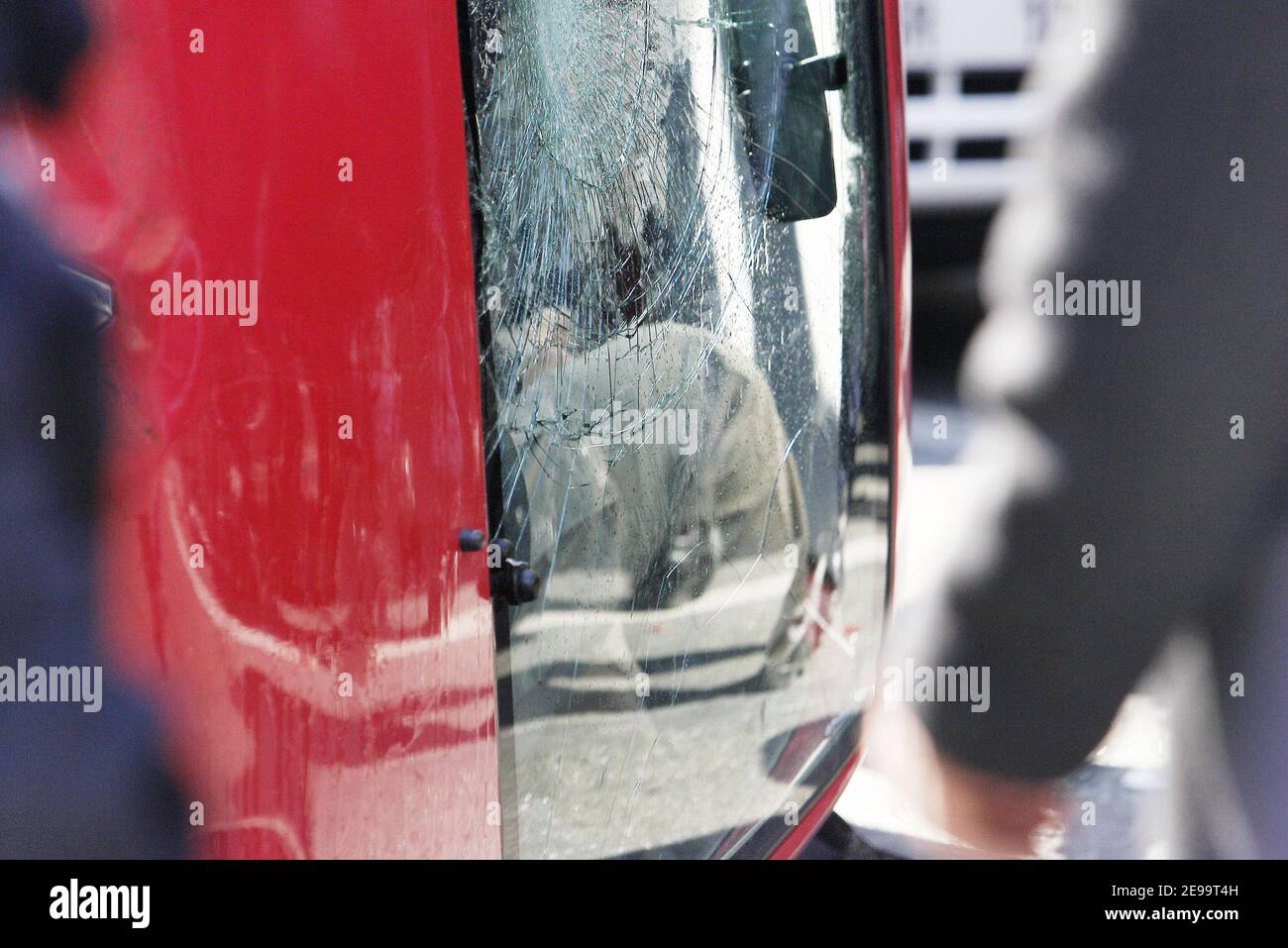 Ein schwerer Unfall tritt während eines Anti-CPE (neuer Arbeitsvertrag für junge Menschen) in Paris, Frankreich am 7. April 2006. Während die Demonstration auf den Boulevard Saint-Michel ging, versuchte ein wütender Fahrer mit seinem roten Renault durch die Demonstranten zu fahren. Vier Wanderer wurden von dem Auto getroffen und der Fahrer war auf dem Weg zu entkommen, wenn andere Demonstranten hängen auf dem Auto. Nachdem sie den Renault in vielerlei Hinsicht geschlagen haben, beschließen sie, das Auto auf den Kopf zu stellen, während der Fahrer noch am Steuer war. Zum Glück für ihn kommt die französische Polizei rechtzeitig, um ihn vor der wütenden Menge zu retten. Foto von Mehdi Taamallah Stockfoto