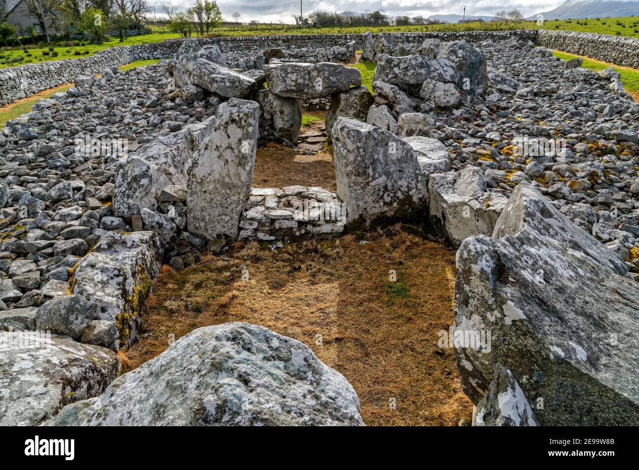 Creevykeel, County Sligo, Irland. 26th. April 2016. Creevykeel Court Tomb liegt in der Nähe von Cliffoney in der Grafschaft Sligo, Irland. Stockfoto