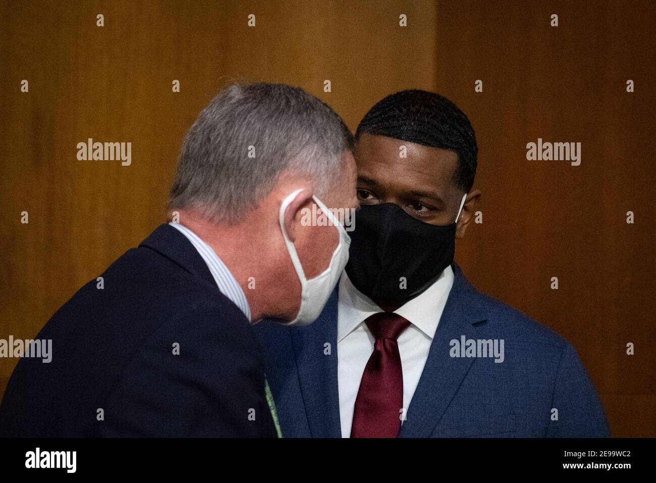 USA - Februar 3: Der Administrator der Umweltschutzbehörde, der Nominierte Michael Stanley Regan, rechts, spricht mit dem Senator der Vereinigten Staaten Richard Burr (Republikaner von North Carolina), als er am Mittwoch, den 3. Februar 2021, vor dem Ausschuss für Umwelt und öffentliche Arbeiten des Senats in Washington zu seiner Bestätigungsverhandlung eintrifft. Quelle: Caroline Brehman/Pool via CNP - Nutzung weltweit Stockfoto