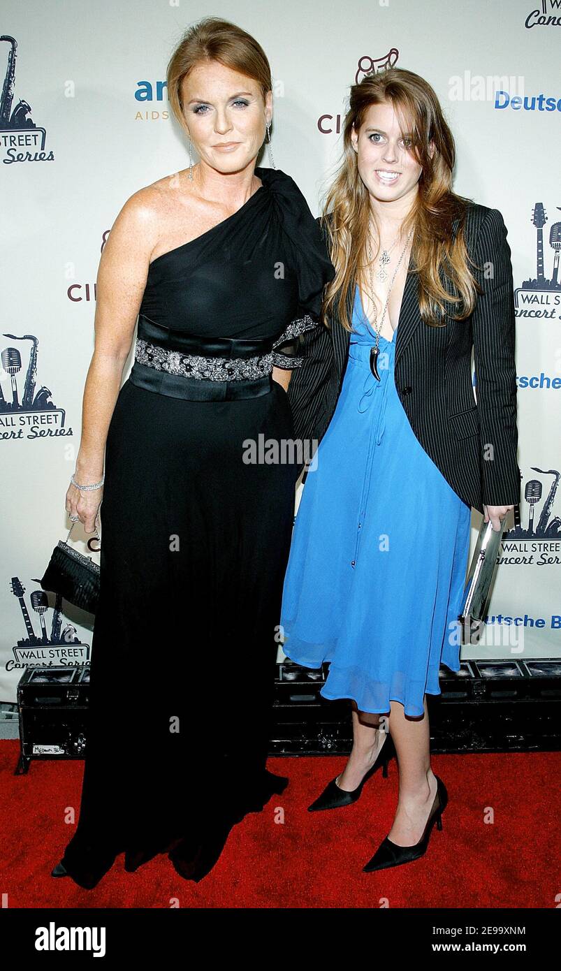 Sarah Ferguson, die Herzogin von York, und ihre Tochter Prinzessin Beatrice kommen zur Konzertreihe Cipriani-Deutsche Bank zugunsten von amfAR, der Stiftung für AIDS-Forschung, die am 19. April 2006 in der Cipriani Wall Street in New York, NY, USA stattfand. Foto: William Gratz/ABACAPRESS.COM Stockfoto