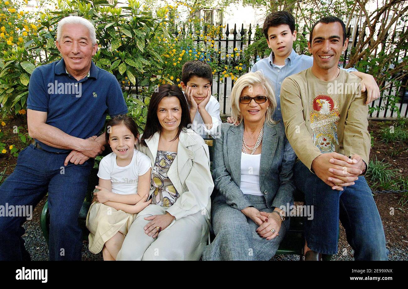 Fußballstar Youri Djorkaeff posiert zum ersten Mal mit seiner Familie und seinen Eltern in New York City Mittwoch 19 April 2006. Djorkaeff spielt jetzt für die New Yorker Red Bulls, die als MetroStars bekannt sind und ist bereit, seine Fußballkarrierin im November zu beenden. Foto von Olivier Douliery/ABACAPRESS.COM Stockfoto Fußballstar Youri Djorkaeff posiert zum ersten Mal mit seiner Familie und seinen Eltern in New York City Mittwoch 19 April 2006. Djorkaeff spielt jetzt für die New Yorker Red Bulls, die als MetroStars bekannt sind und ist bereit, seine Fußballkarrierin im November zu beenden. Foto von Olivier Douliery/ABACAPRESS.COM Stockfoto