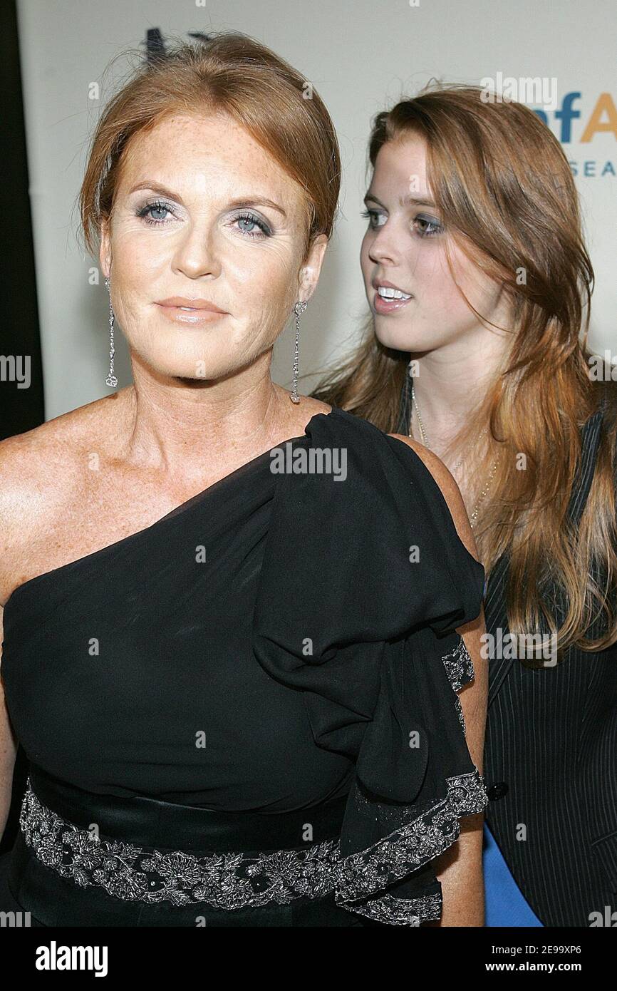 Sarah Ferguson, die Herzogin von York, und ihre Tochter Prinzessin Beatrice kommen zur Konzertreihe Cipriani-Deutsche Bank zugunsten von amfAR, der Stiftung für AIDS-Forschung, die am 19. April 2006 in der Cipriani Wall Street in New York, NY, USA stattfand. Foto: William Gratz/ABACAPRESS.COM Stockfoto