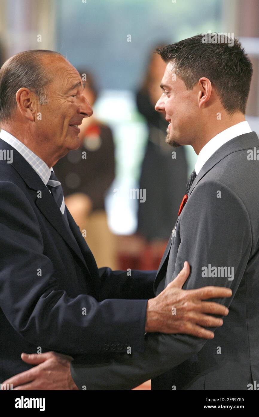 Präsident Jacques Chirac verleiht Antoine Deneriaz am 24. April 2006 die Legion d'Honneur im Elysée-Palast in Paris, Frankreich. Foto von Thierry Orban/Cameleon/ABACAPRESS.COM Stockfoto