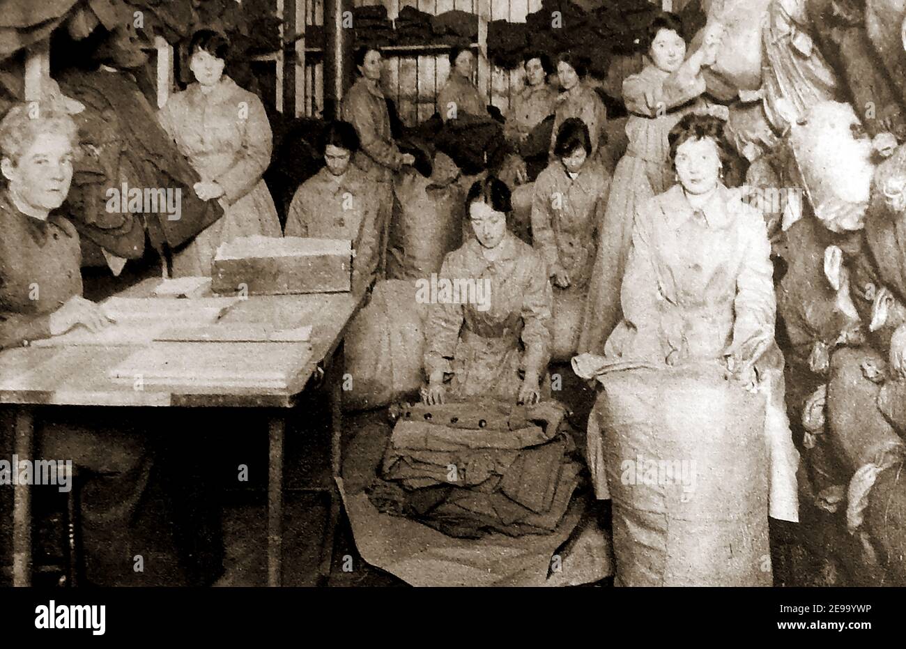 WWI - Arbeiterinnen, die Armeeuniformen in den Bekleidungsgeschäften der W.A.C. für die britischen Streitkräfte sortieren Stockfoto