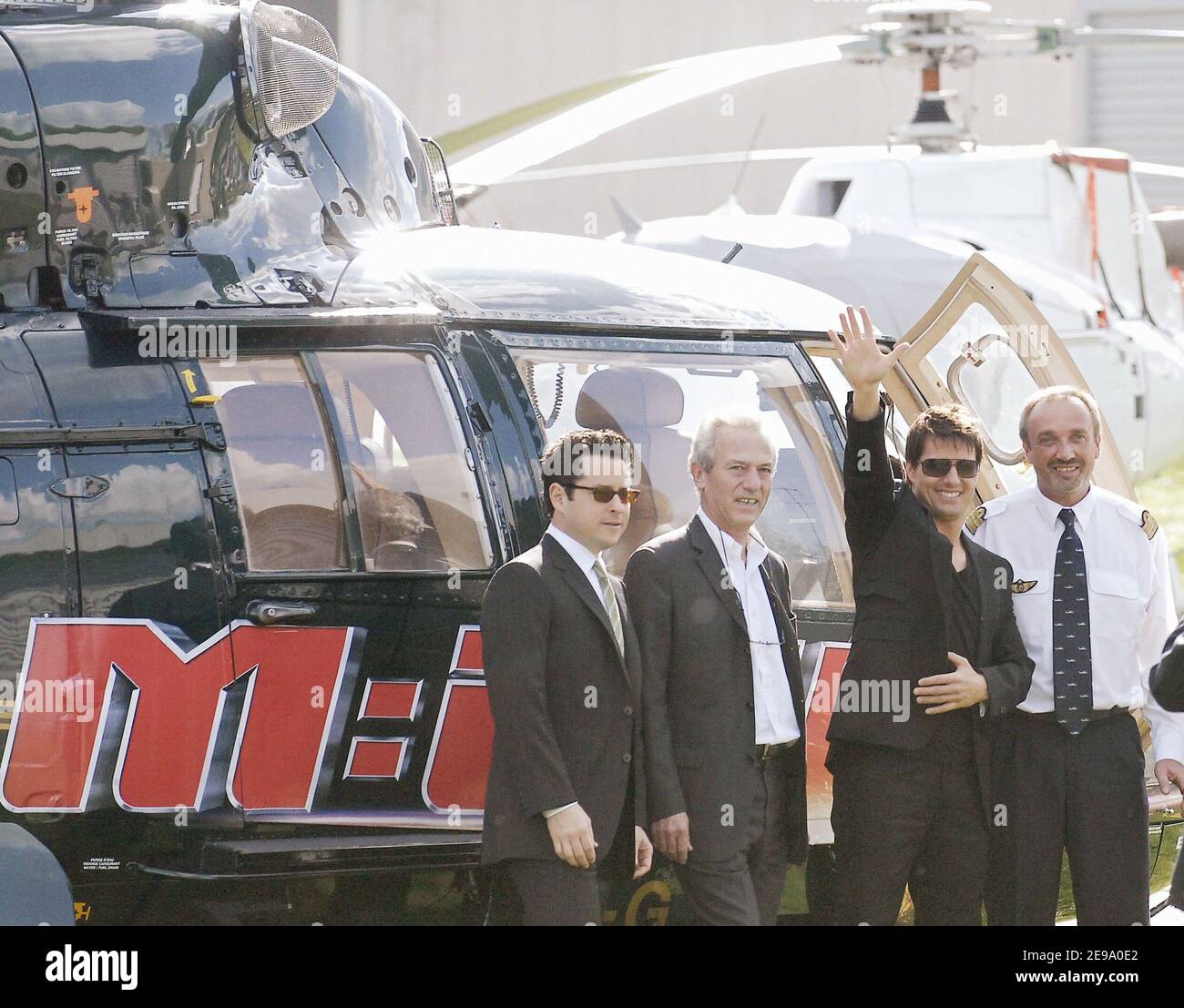 US-Schauspieler Tom Cruise am 26. April 2006 am Hubschrauberlandeplatz von Issy les Moulinaux, in der Nähe von Paris, Frankreich. Kreuzfahrt beschließt, die französische Premiere 'Mission Impossible III' mit dem Hubschrauber zu verbinden. Foto von Bruno Klein/ABACAPRESS.COM Stockfoto