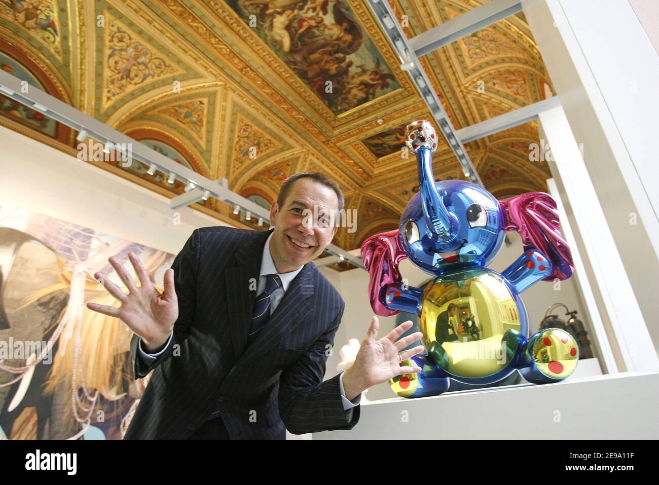 Der amerikanische Künstler Jeff Koons posiert im Palazzo Grassi Ausstellungsgebäude während der Eröffnungszeremonie vor der Presse, in Venedig, Norditalien, am 27. April 2006. Der Präsident von Pinault-Printemps-Redoute, Francois Pinault, kaufte den Palazzo Grassi, einen eleganten Palast aus dem 18th. Jahrhundert am Canal Grande in Venedig, um seine Sammlung auszustellen. Foto von Mehdi Taamallah/ABACAPRESS.COM Stockfoto